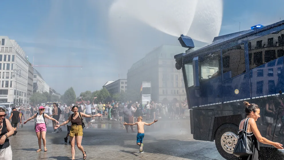 Tunuri cu apă, folosite la Berlin pentru a răcori oamenii pe timp de caniculă