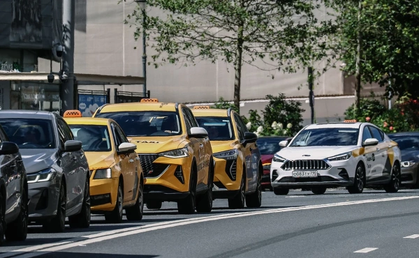 Criza carburanților paralizează serviciile de taxi din Rusia