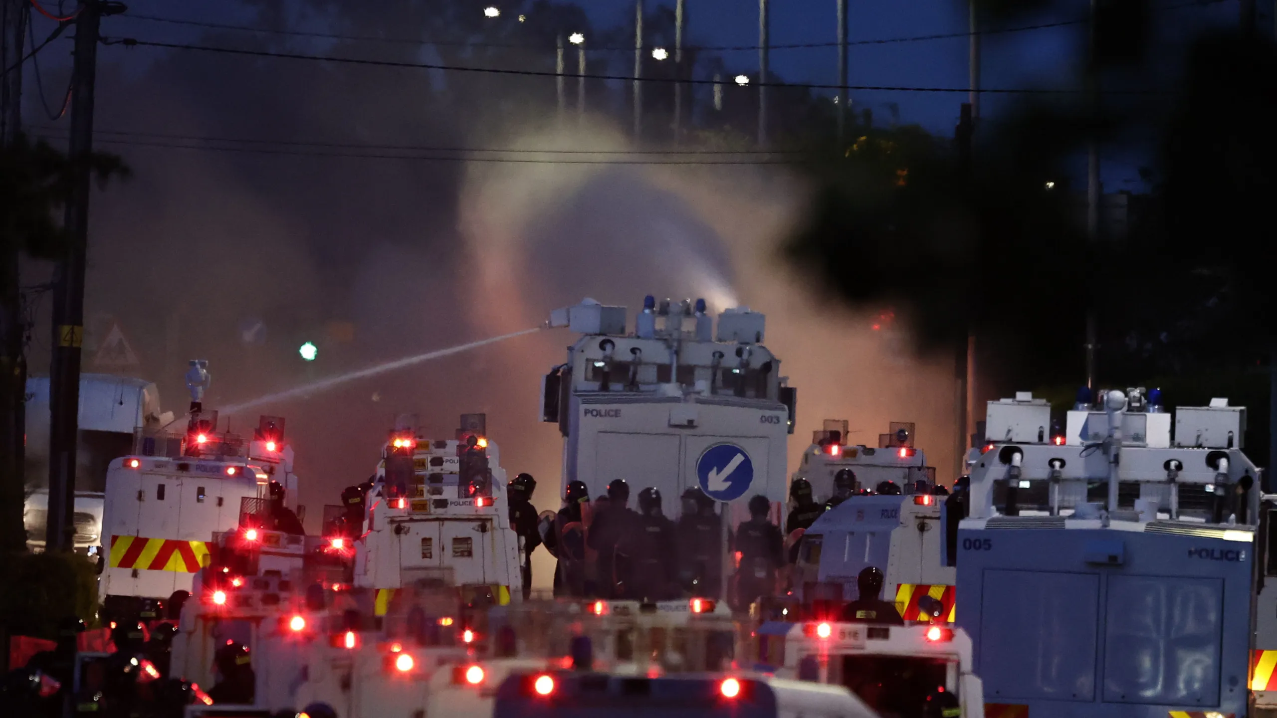 (VIDEO) Violențele din Belfast nu se opresc: protestatarii incendiază locuințe ale migranților, poliția folosește tunuri cu apă