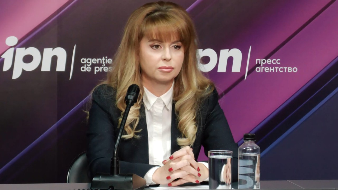 После того, как Гутник уволили из примэрии, она объявила, что и ее отец отворачивается от MAN