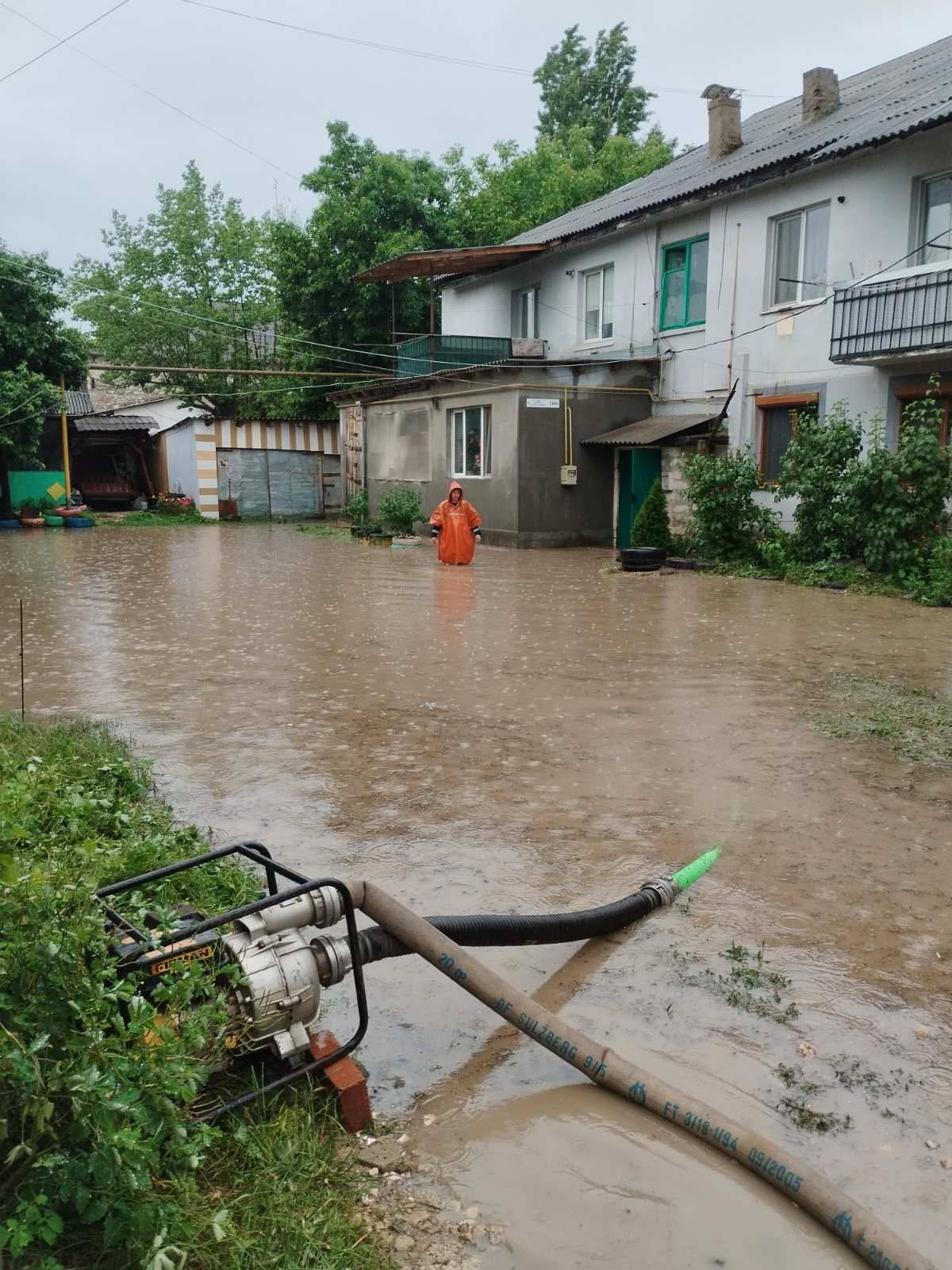 Ploile au scos din nou la suprafață infrastructura „pregătită” a statului: nămol, drumuri blocate și gospodării inundate