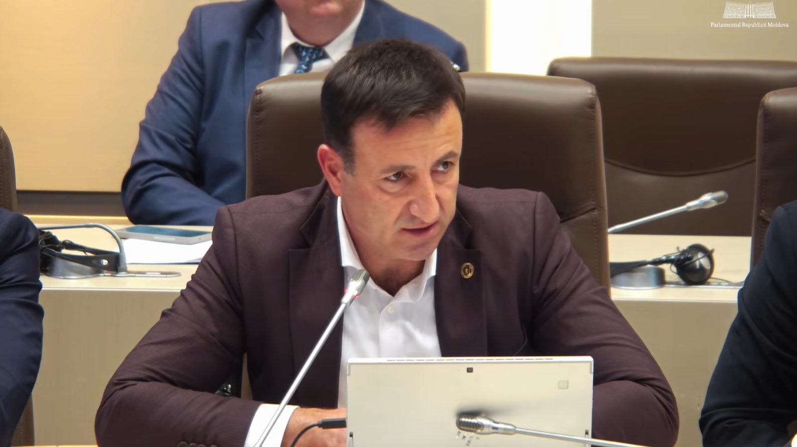 (VIDEO) Cartelele SIM PrePay ar putea fi vândute doar cu buletinul, după explozia fraudelor telefonice