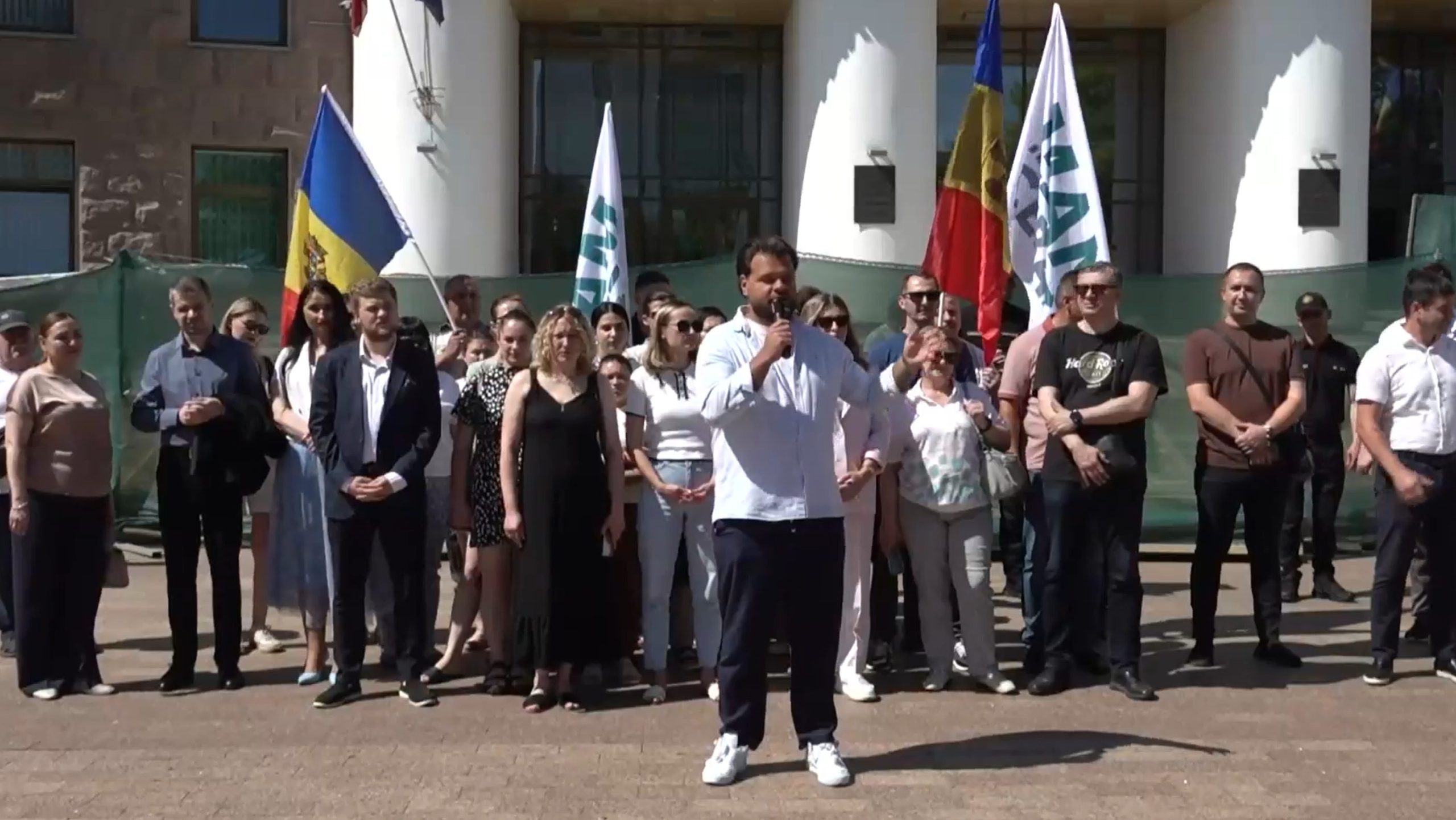 «Преступление против населения»: MAN протестовали у парламента против налоговой политики PAS