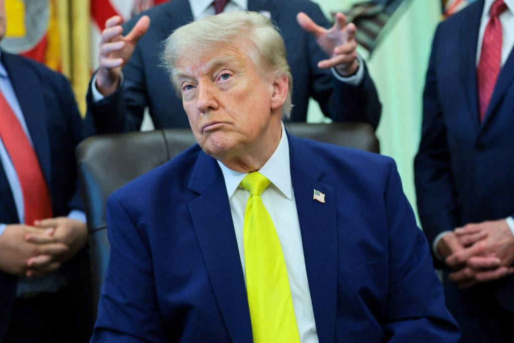 Trump amenință Iranul cu „lovituri foarte puternice”, prețul petrolului a crescut brusc, iar Teheranul spune că amenințările arată disperare