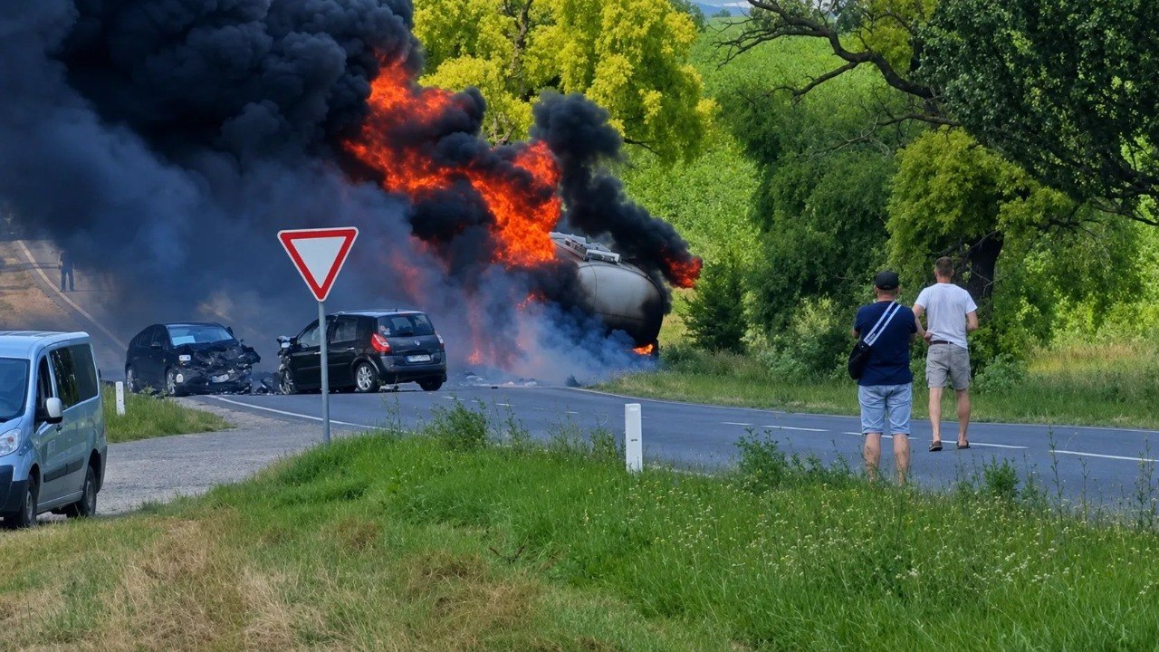 Un camion care transporta 30 de tone de motorină a luat foc: patru persoane au avut de suferit