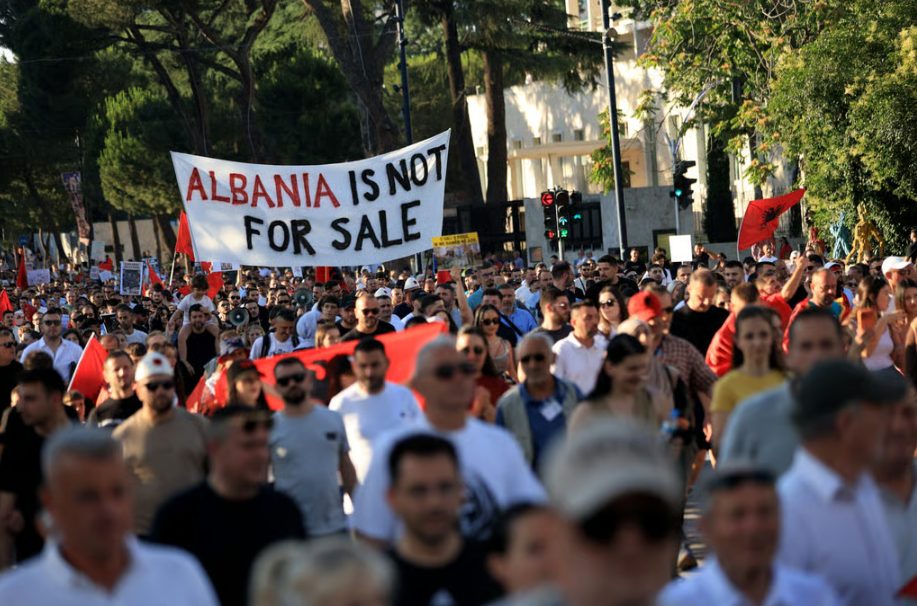 Politico: Premierul Albaniei i-a numit „idioți” pe protestatarii care se opun stațiunii ginerelui lui Trump