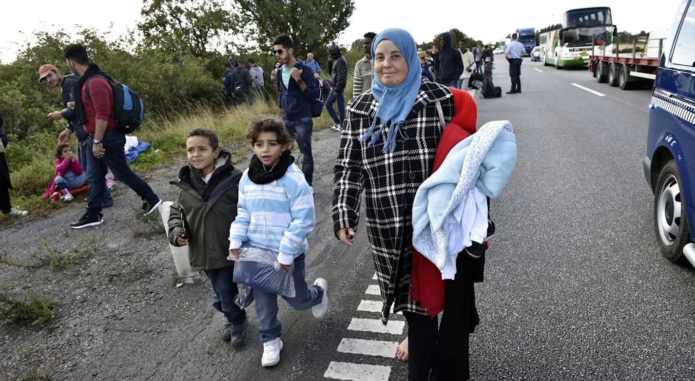 UE ar putea trimite migranți în țări terțe începând de anul viitor