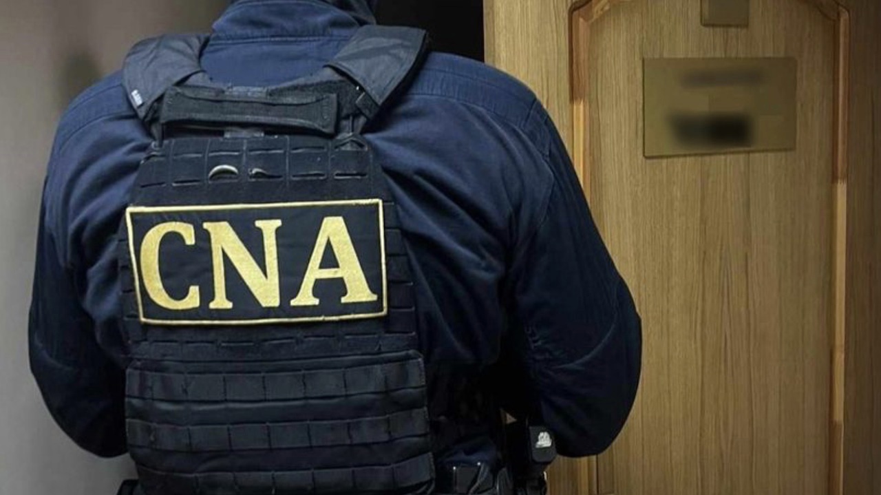 Троих полицейских, уже обвиняемых в получении взяток, теперь подозревают в присвоении денег задержанного