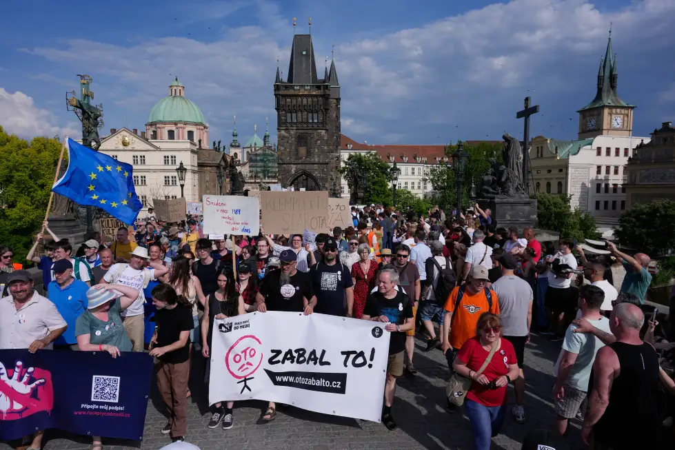 Тысячи чехов вышли на протест против реформы финансирования СМИ, предложенных правительством