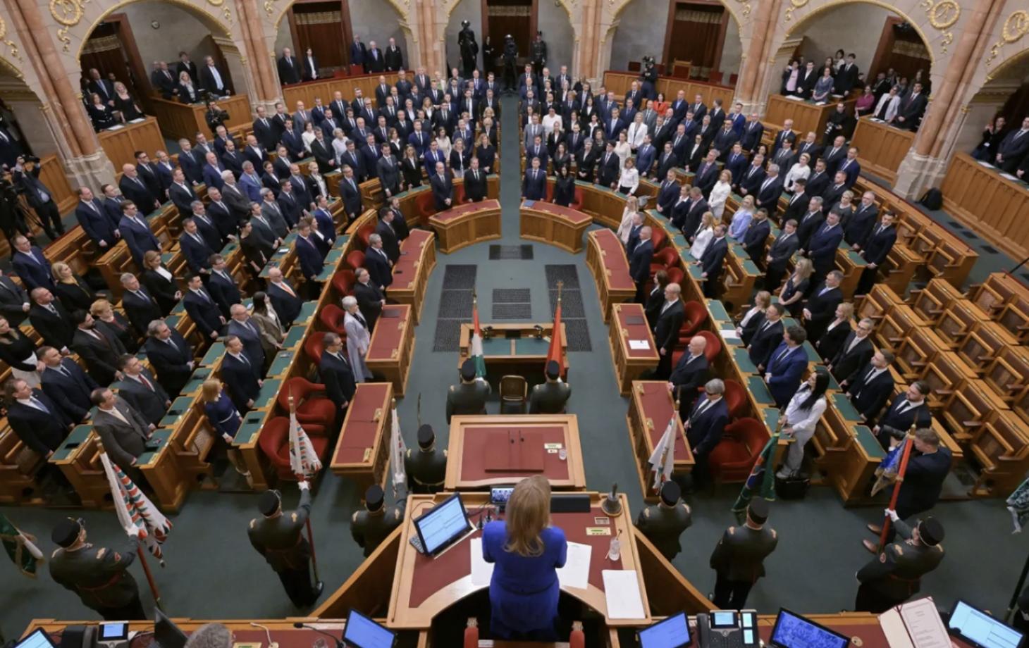 Noul Parlament al Ungariei a susținut aproape în unanimitate reducerea salariilor deputaților