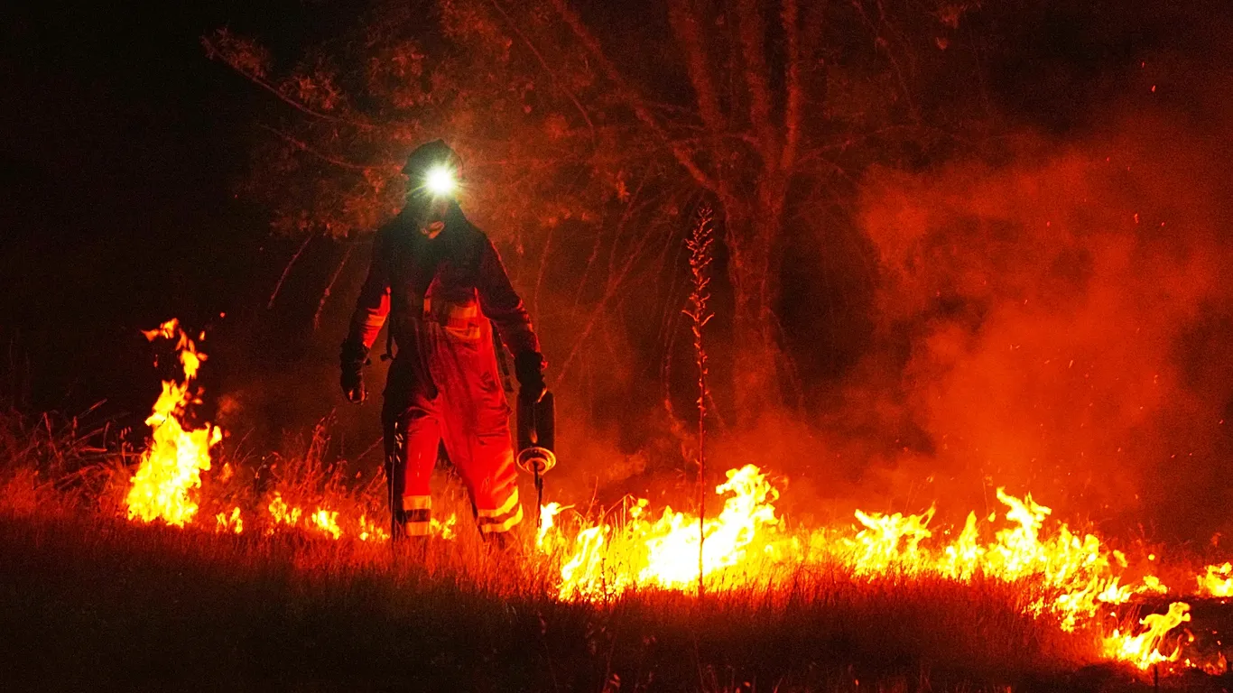 Franța se confruntă cu cele mai grave incendii: au fost observate pentru prima dată „nori de foc”