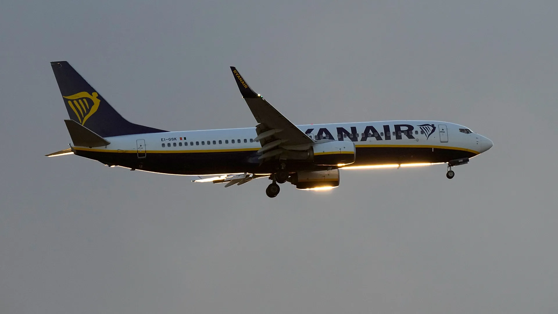 Panică într-un avion care zbura spre München: un geam s-a spart în timpul zborului după o defecțiune la motor, iar un pasager a fost rănit
