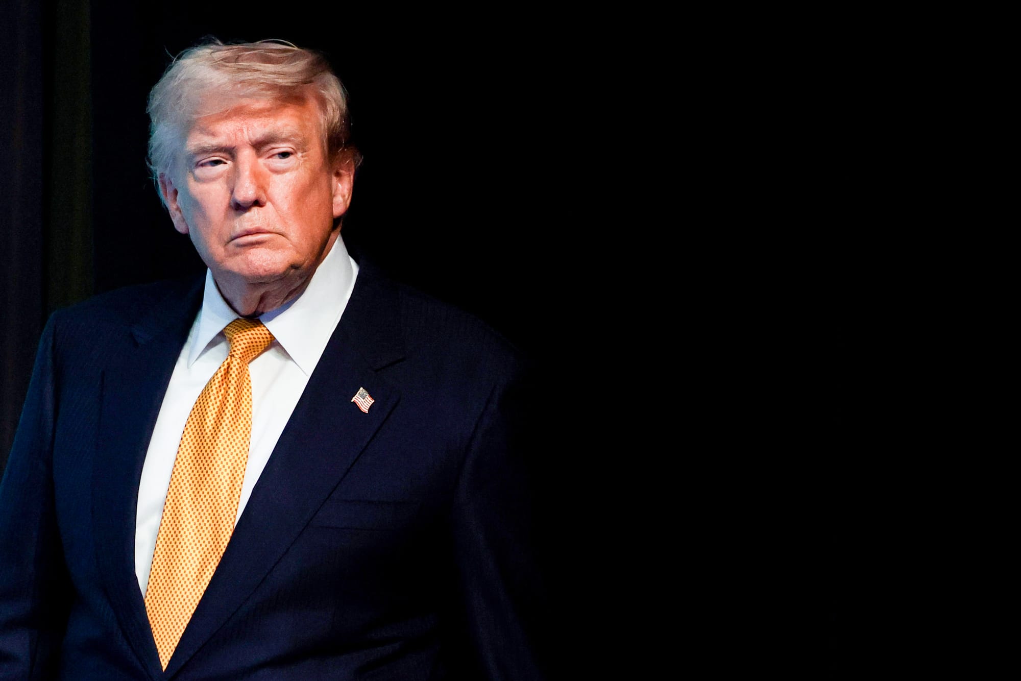„O conspirație”: Trump cere revocarea licențelor a două posturi de televiziune după ce au refuzat să îi difuzeze discursul