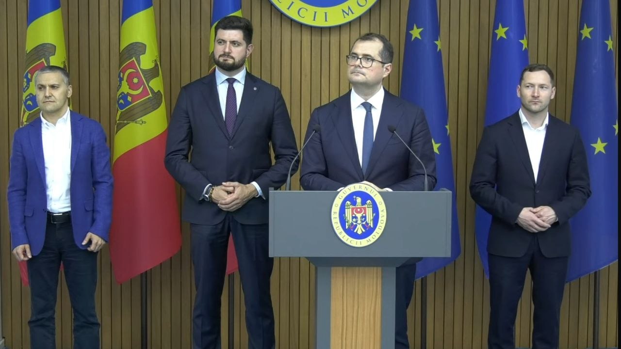 Criza carburanților se rezolvă pe banii cetățenilor: încă 37 de bani la pompă