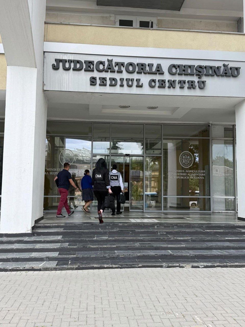 Oaspeţi nepoftiţi la Judecătoria Chișinău, sediul Centru. CNA confirmă descinderile într-un dosar de corupție