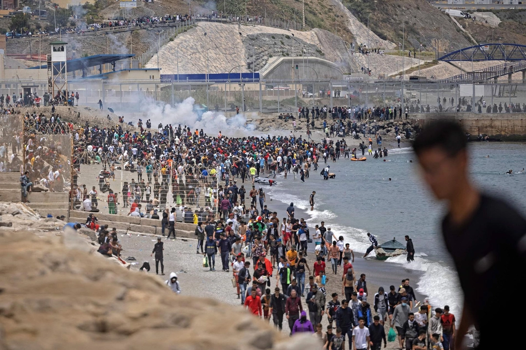 Aflux de migranți din Maroc către Spania: autoritățile din Ceuta cer declararea stării de urgență