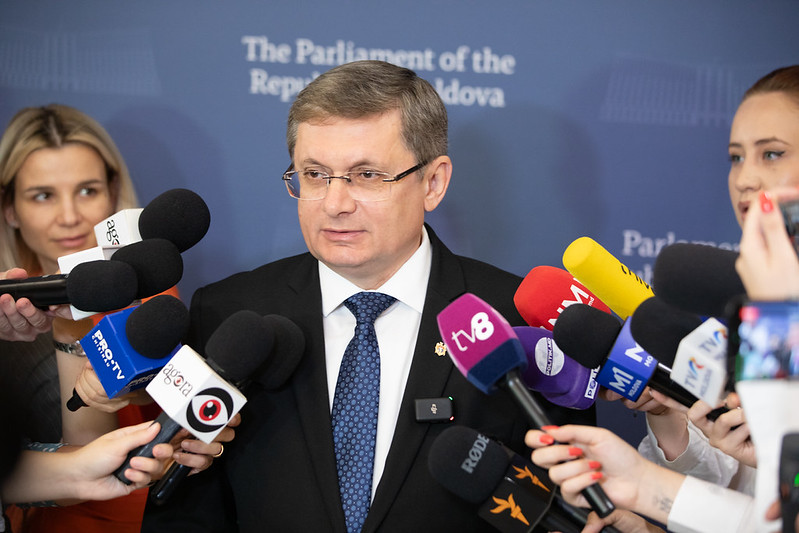 Гросу заявил, что деньги на новую систему оплаты труда есть. Тофан говорит обратное