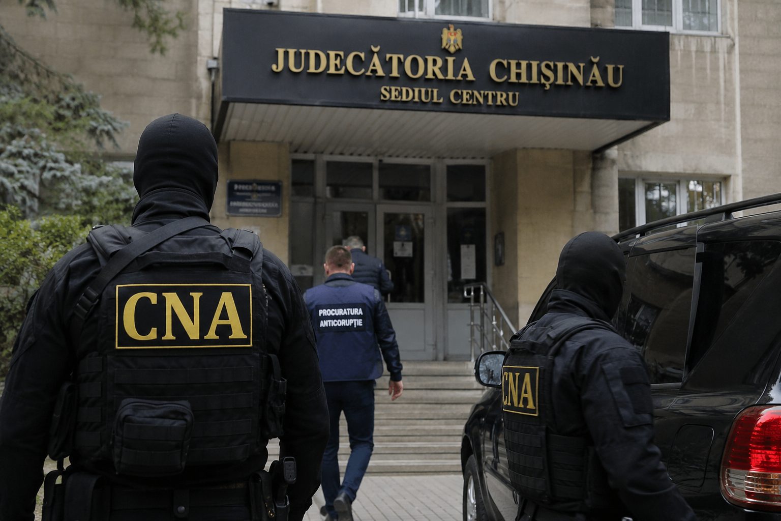 Percheziții la Judecătoria Chișinău. Un avocat și un angajat al instanței, reținuți pentru 72 de ore