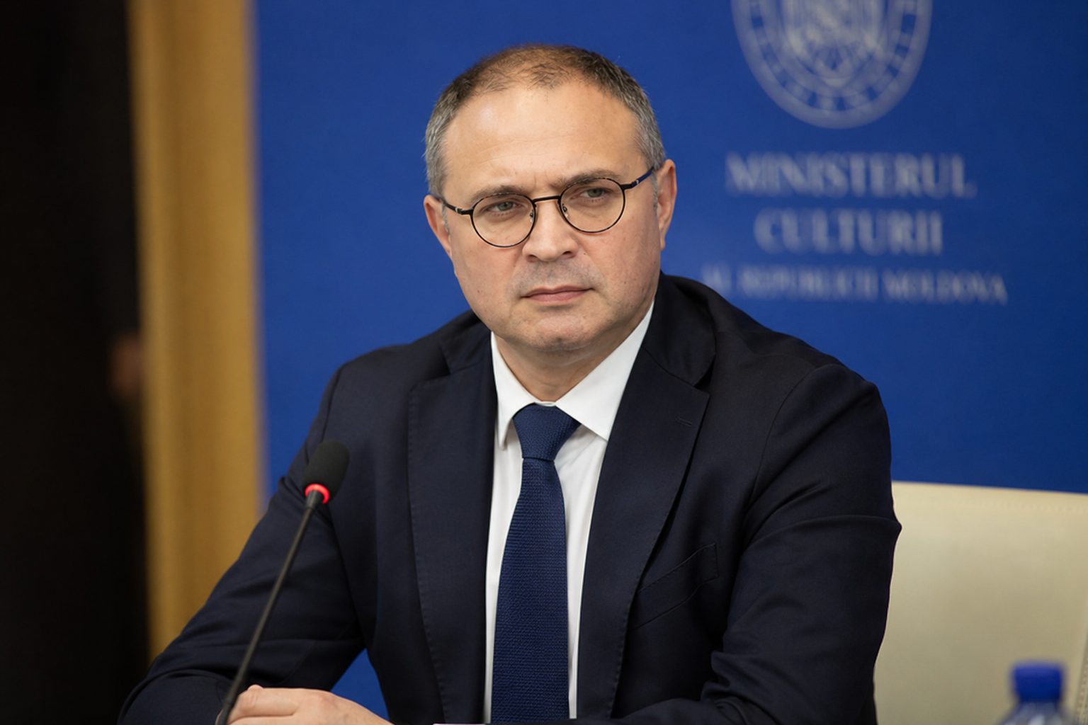 Secretele ministrului Culturii: cai, afaceri controversate și salarii dubioase