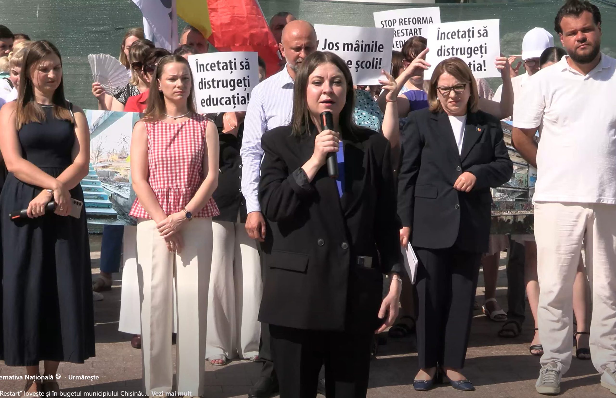 «Руки прочь от школ»: MAN в ходе протестов обвинила власти в стремлении к централизации