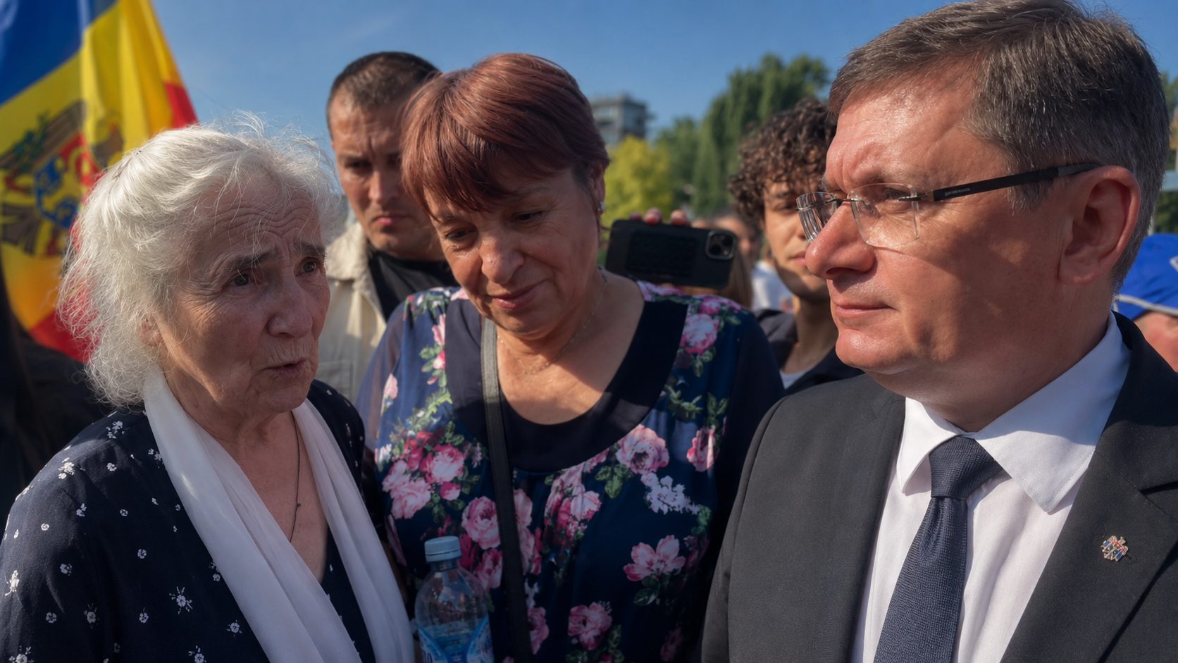 Гросу повернулся спиной к гражданам после упреков пенсионерки: «Мы живем в самые тяжелые дни»