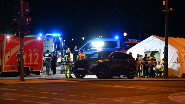 Un mort şi 16 răniţi după ce o maşină a intrat în mulţime la parada Gay Pride de la Berlin. Suspectul este căutat