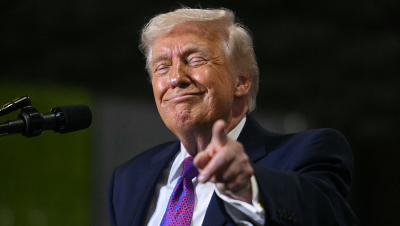 Trump s-a răzgândit: SUA renunță la taxa pentru navele care traversează Strâmtoarea Ormuz