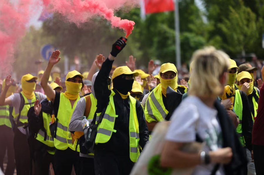 В Германии около 15 тысяч человек вышли на протесты против съезда партии AfD