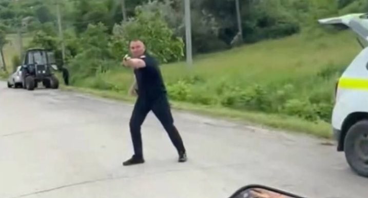 Полицейский направил оружие в сторону мотоциклиста. «Демократия дома» требует расследования