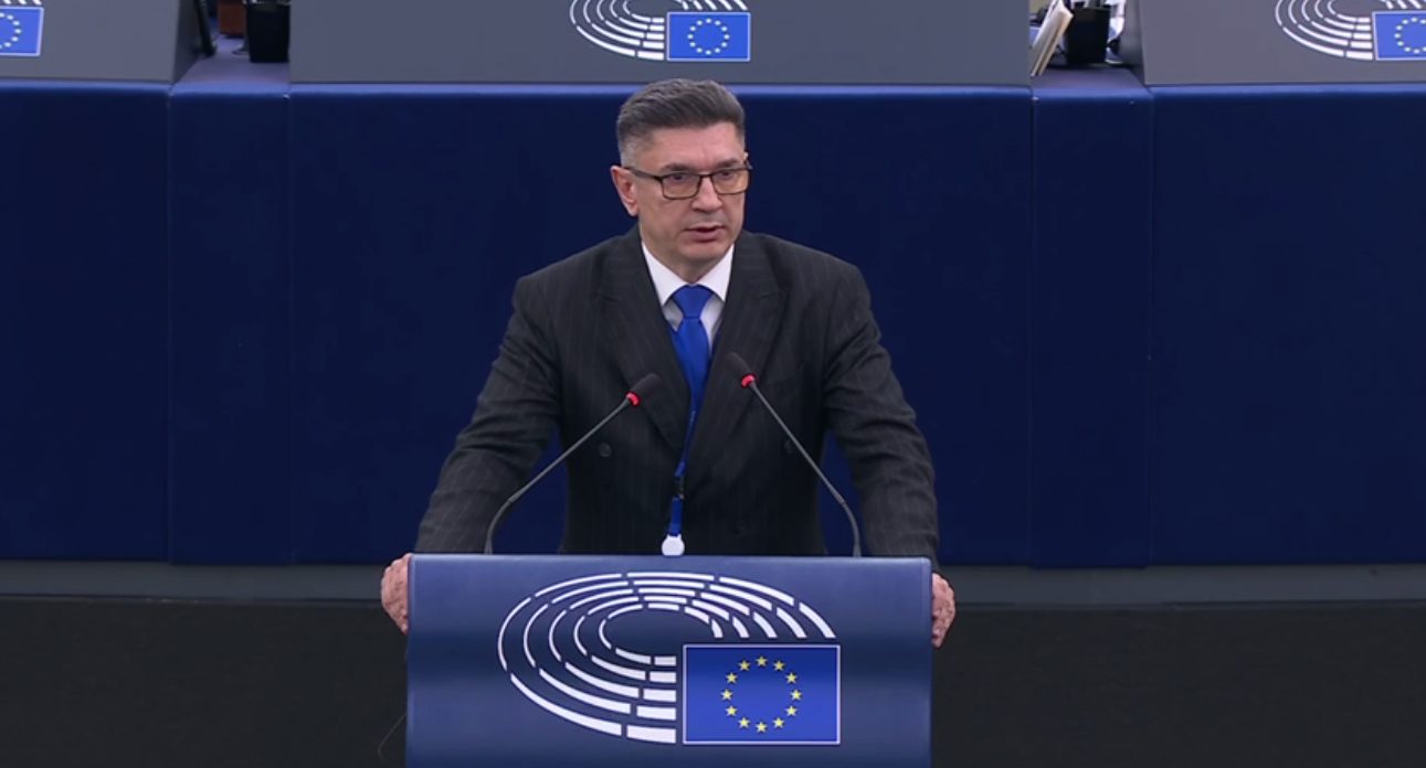 Eurodeputat: «Noi ducem miliarde pentru Moldova, iar ei își dau salarii de 6.000 de euro». Atac în Parlamentul European
