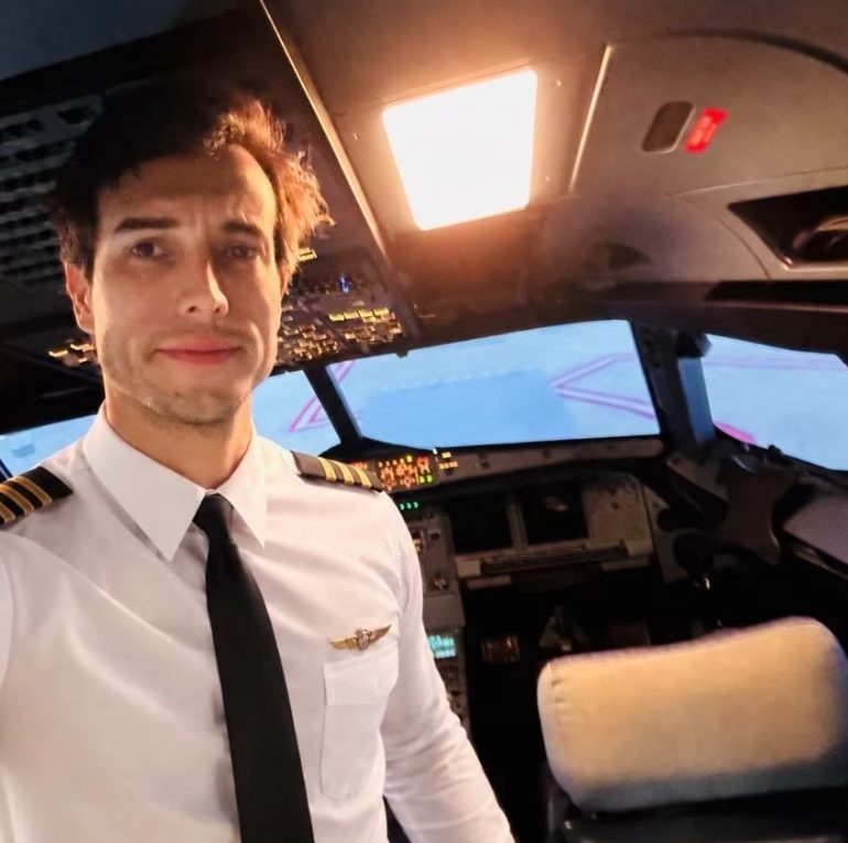 Pilotul unei școli de aviație a sărit din avion în timpul zborului, lăsându-şi eleva singură