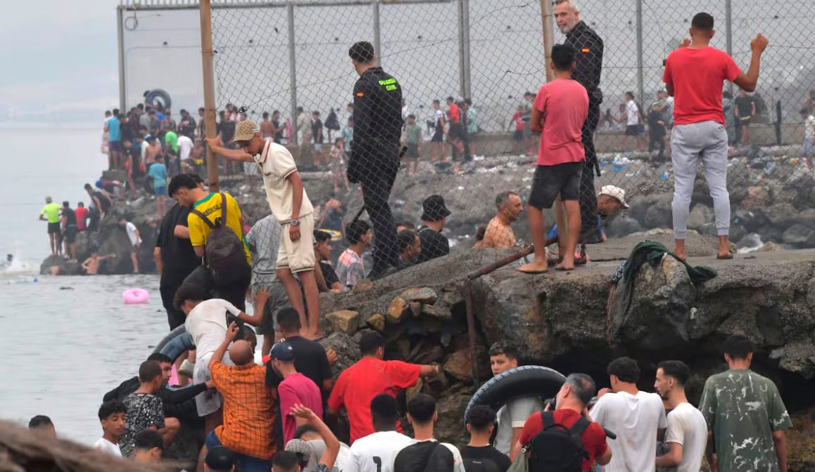 Mii de migranți au pătruns în enclava spaniolă Ceuta: Madridul a trimis armata, iar Italia amenință cu restricții în spațiul Schengen