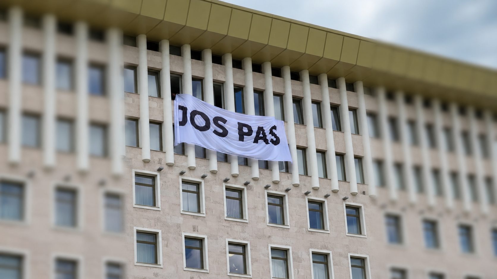 „JOS PAS”, pe clădirea Parlamentului! MAN cere alegeri anticipate