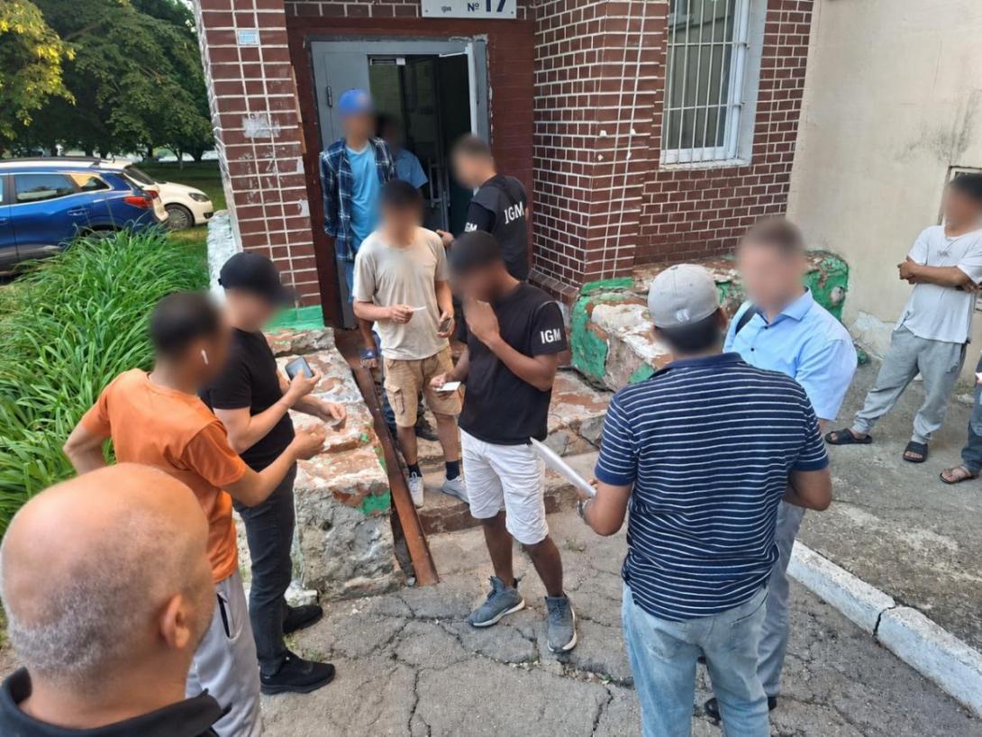 После скандала с рабочими в вагонах миграционная инспекция проверила более 300 иностранцев