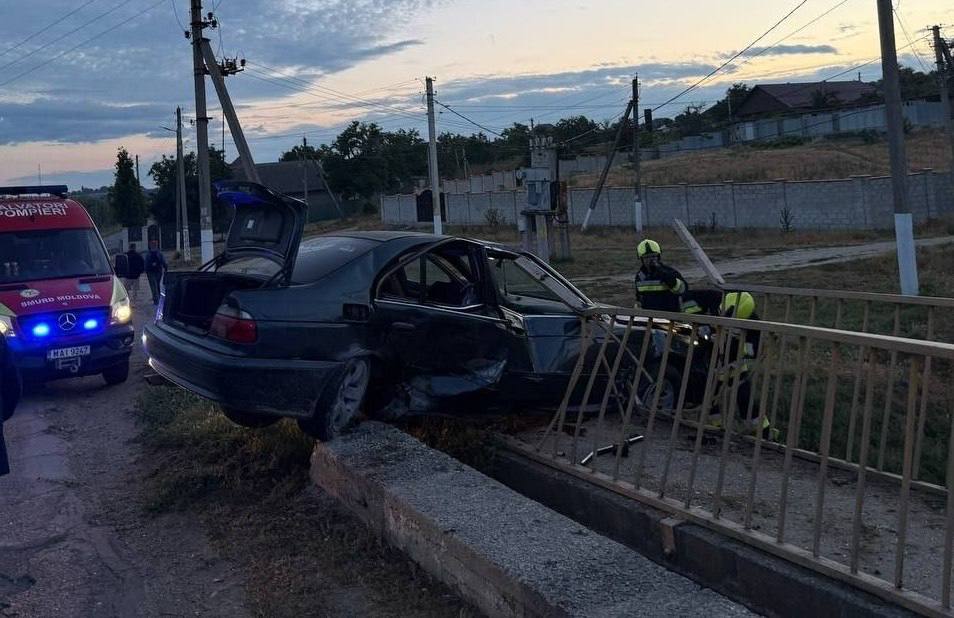 Grav accident la Cahul. Un tânăr de 18 ani a murit după ce un BMW s-a izbit de balustrada unui pod
