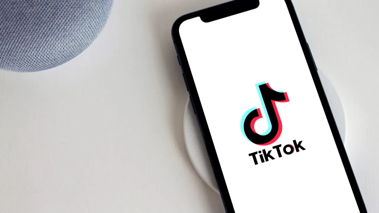 TikTok ia măsuri împotriva conturilor care publică exclusiv conținut generat de IA