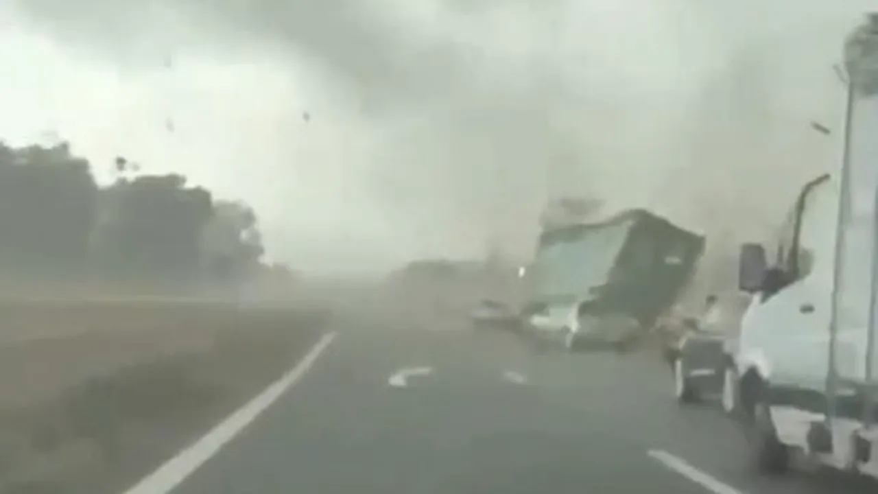 Imagini incredibile pe o autostradă din Franța cu tiruri răsturnate de rafale de vânt