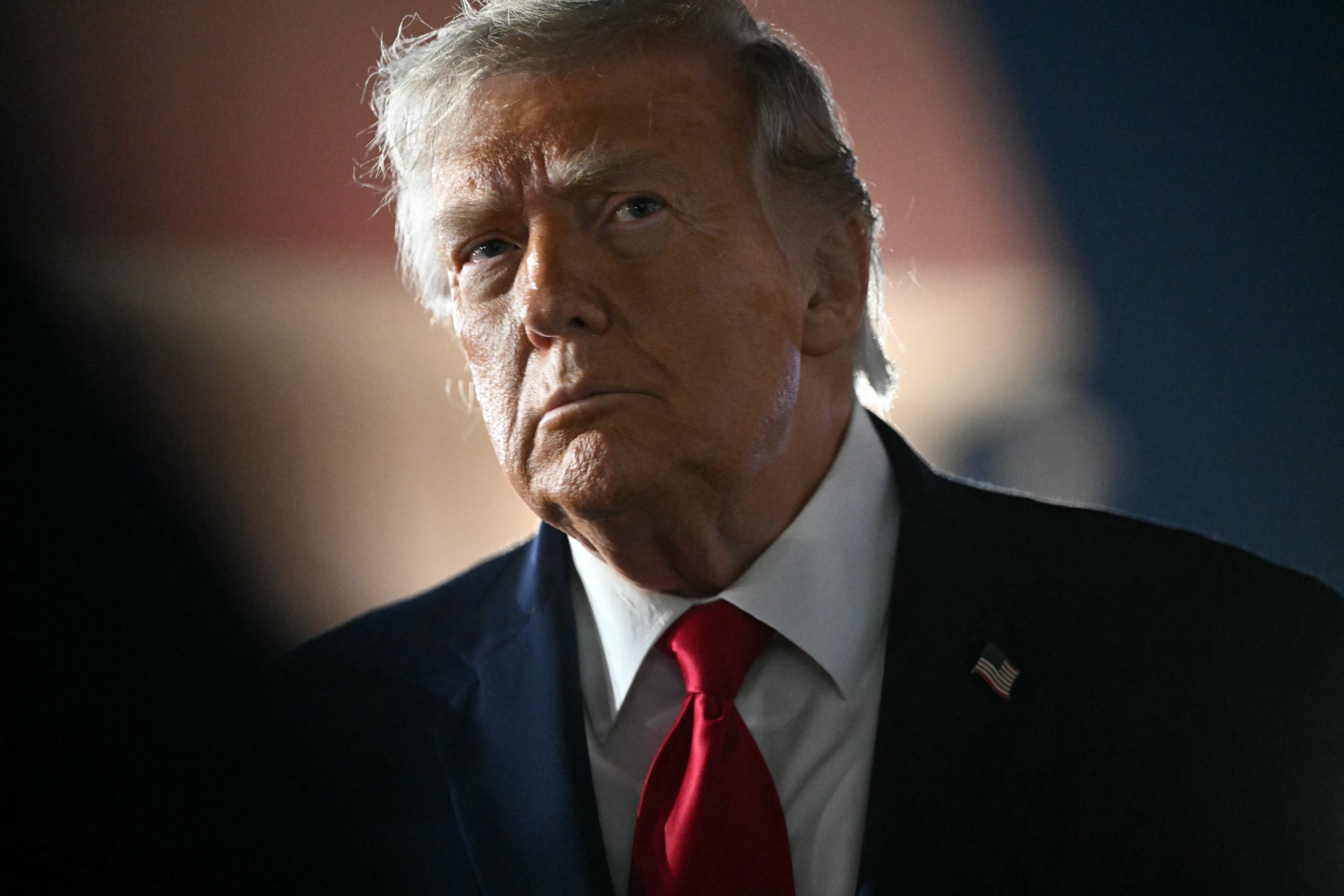 Trump ameninţă că va „distruge complet” Iranul dacă ar încerca să-l asasineze