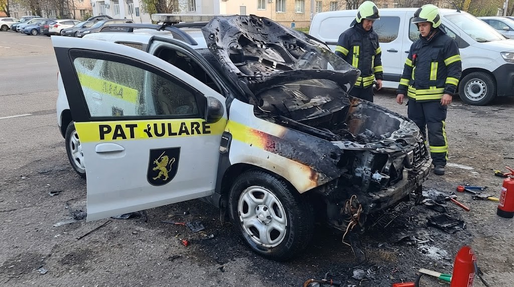 Mașină de poliție, incendiată la Comrat. Un bărbat de 33 de ani a fost reținut