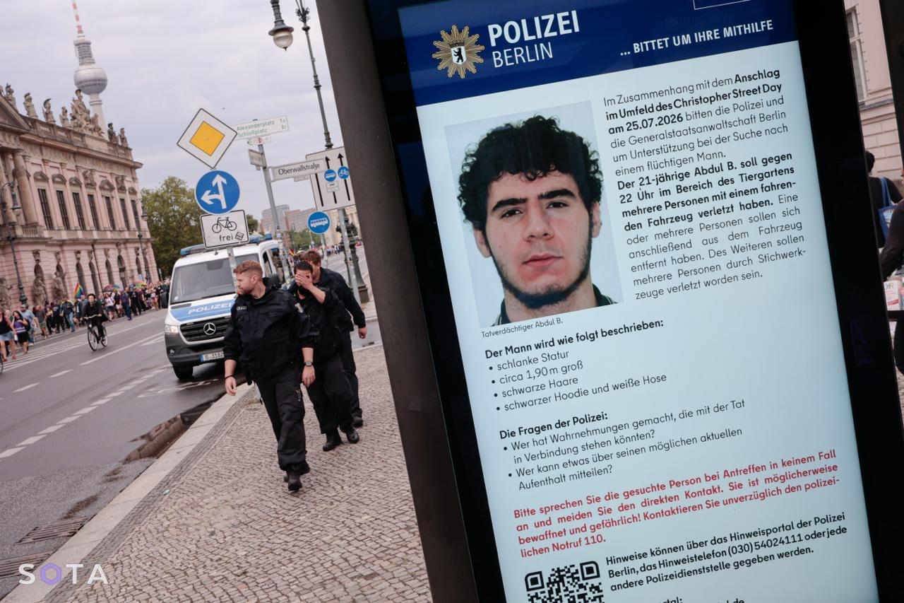 Suspectul atacului asupra paradei Pride din Berlin a murit în timpul reținerii. Tatăl său: „I-au spălat creierul”