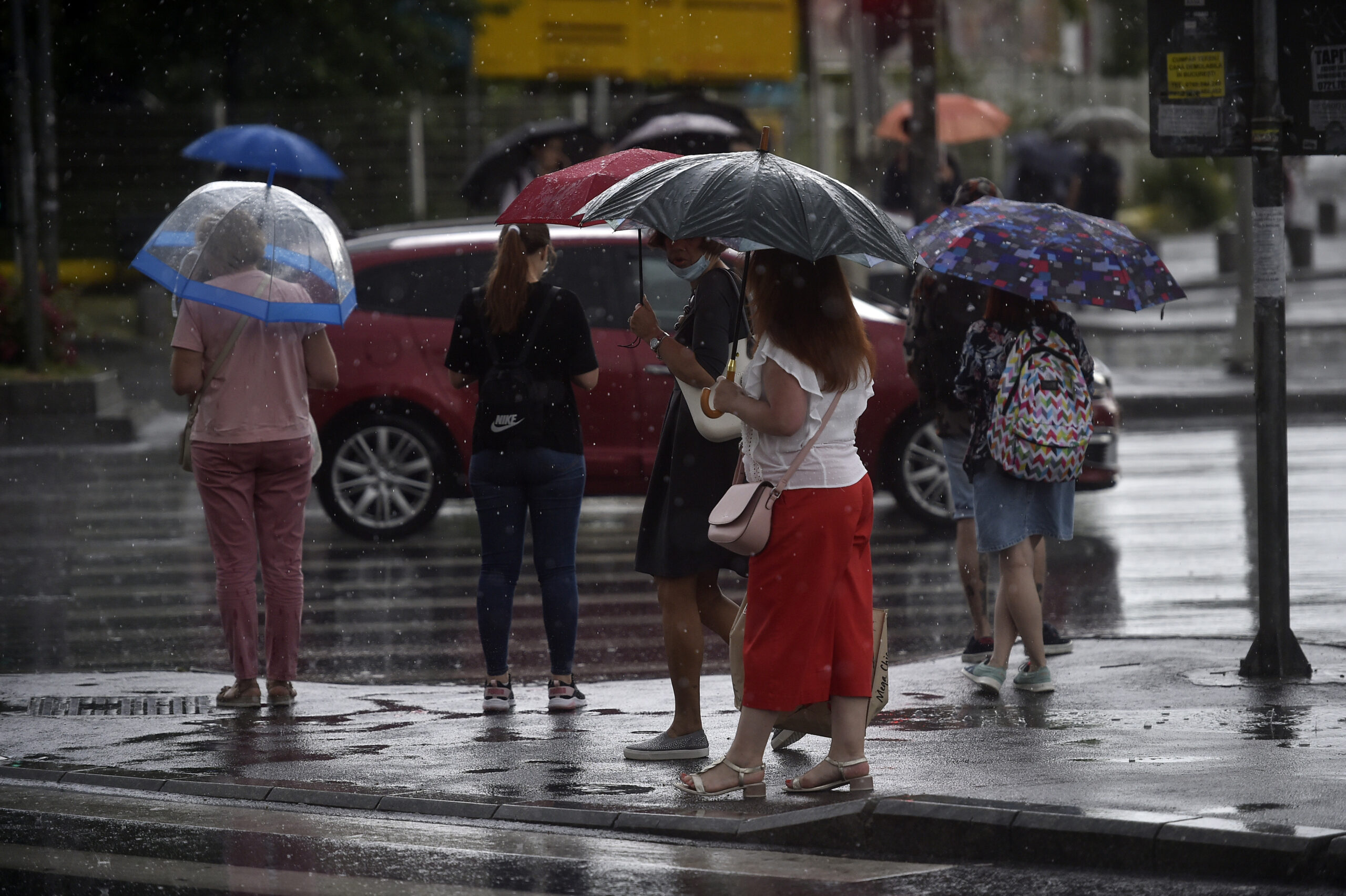 Temperaturi în scădere și ploi de scurtă durată în următoarele zile