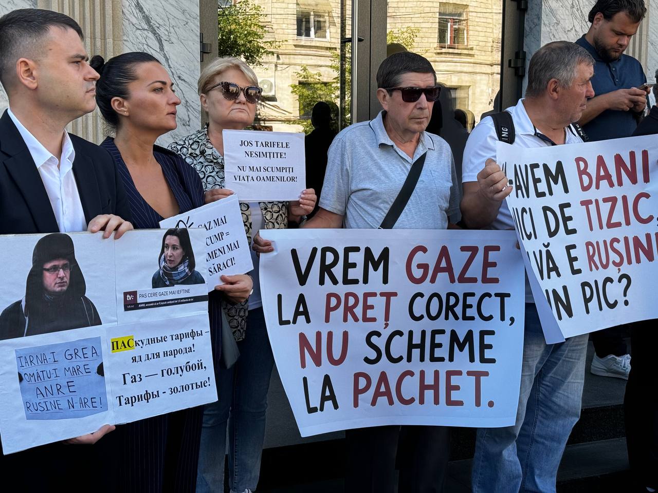 Protest în fața ANRE: Zeci de cetățeni cer anularea scumpirii gazelor naturale și denunță „schemele la pachet”