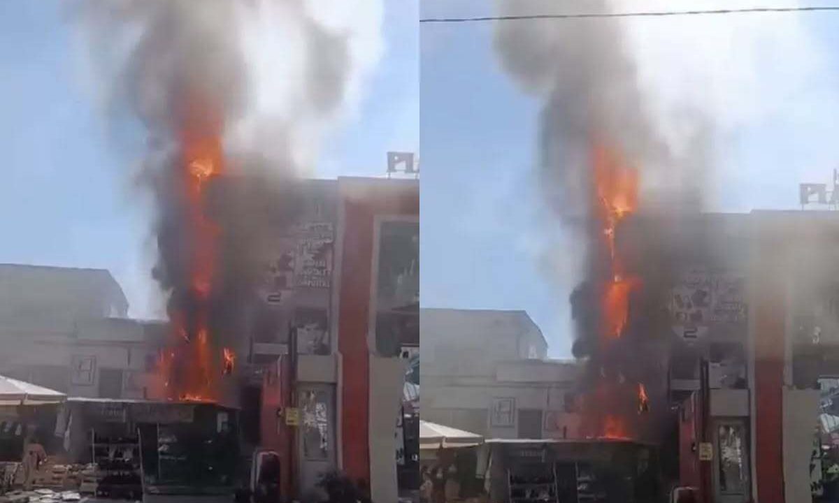 Incendiu la intrarea în Piața Centrală dinspre strada Armenească: flăcările au cuprins fațada și mansarda unei clădiri