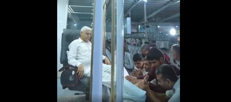 India: lider religios, în cabină cu aer condiționat, în timp ce adepții îi sărută picioarele
