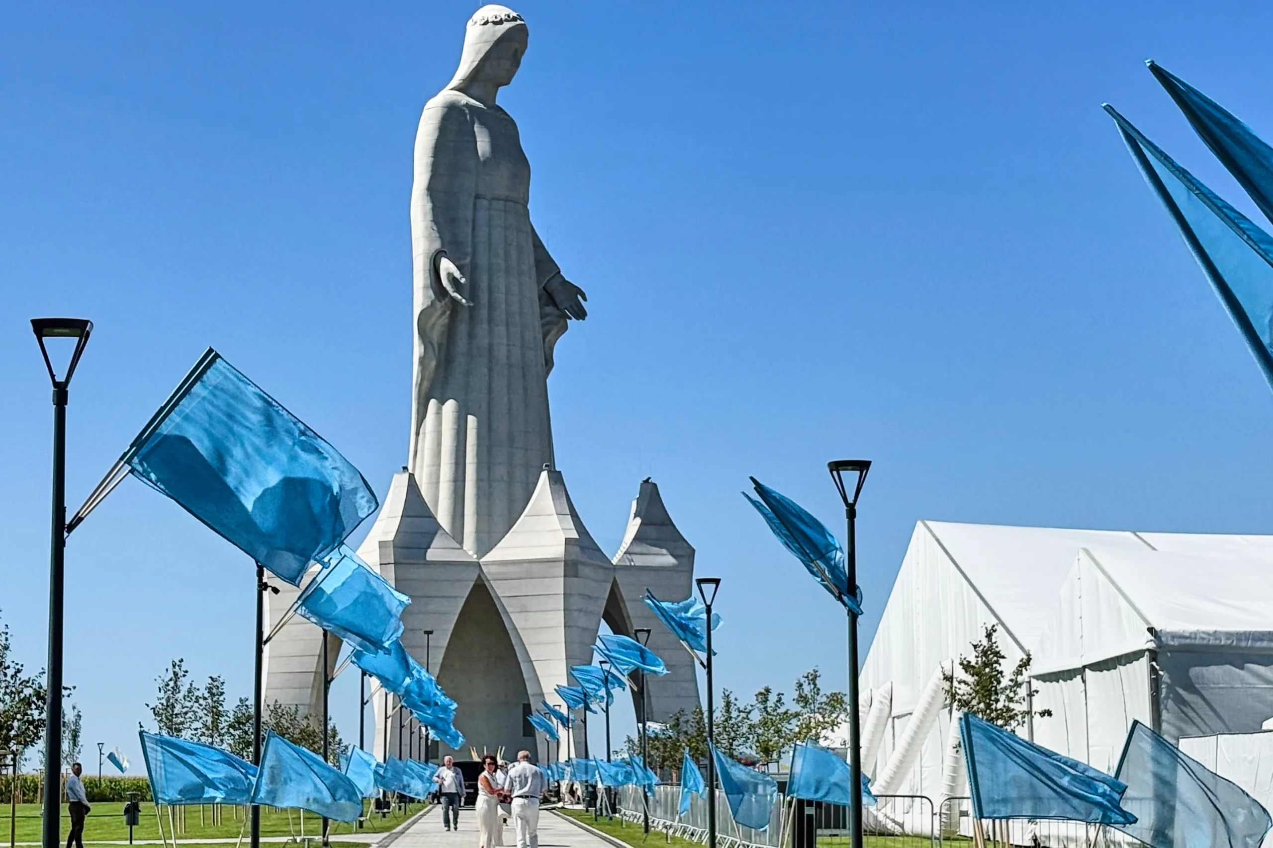 Самую высокую в Европе статую Девы Марии открыли в небольшой польской деревне