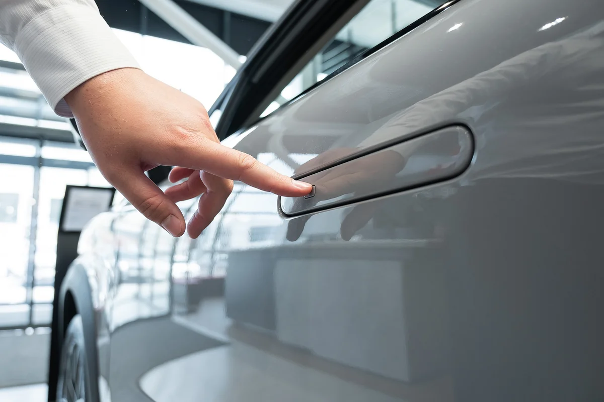 Tesla recheamă trei milioane de mașini din cauza mânerelor de uși care pot deveni o capcană mortală
