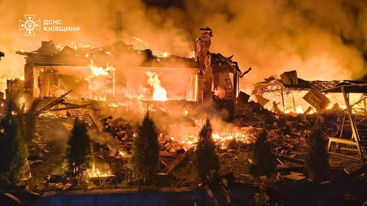 Киев снова подвергся ночной атаке. В области погибли три человека, в столице вспыхнули пожары