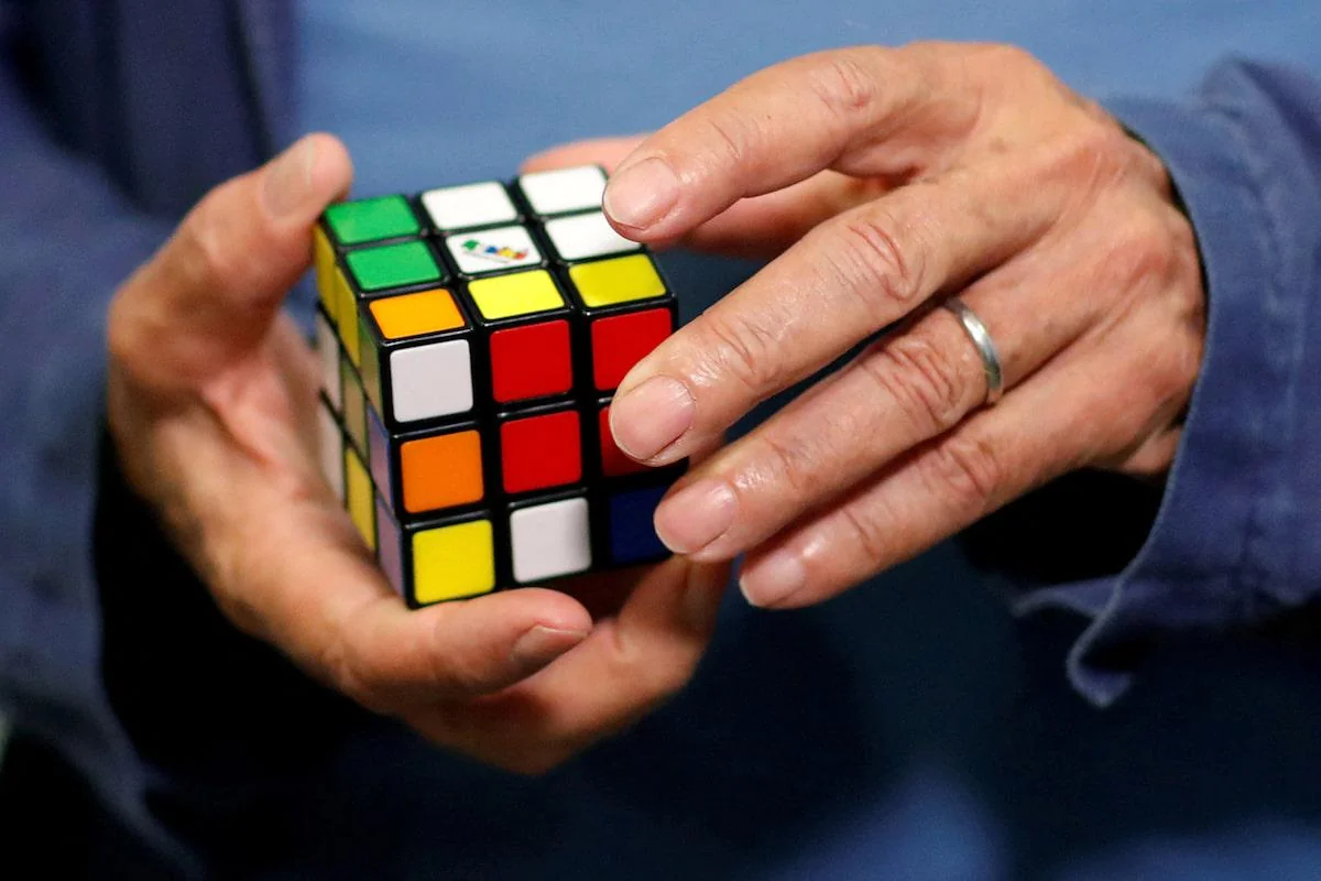 Un american a bătut recordul privind rezolvarea unui cub Rubik cu ochii închiși