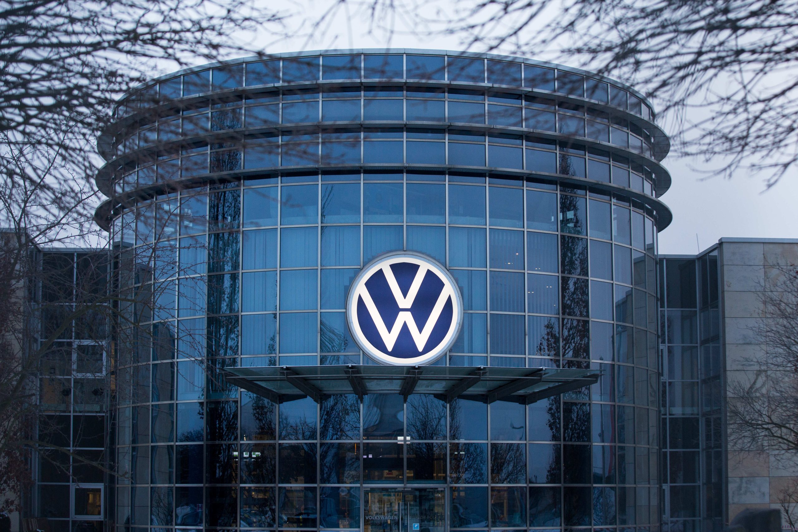 Volkswagen сократит 50 000 рабочих мест и остановит производство автомобилей на четырех заводах в Германии