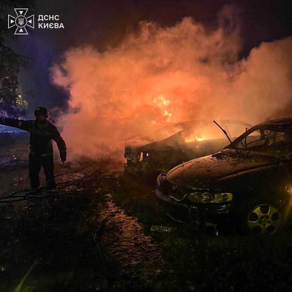 Киев подвергся атаке баллистическими ракетами. Два человека погибли, по меньшей мере восемь пострадали. Повреждён роддом